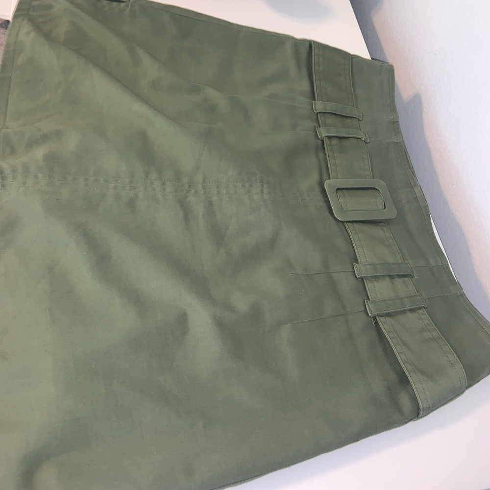 Y2K Buckle Mini Skort Women’s 4 Army Green - Picture 4 of 15